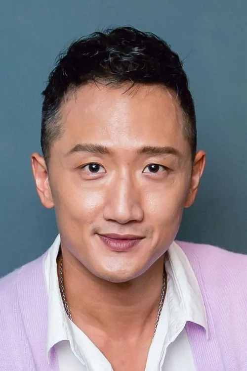 Ven Kao interpretando a Mr. Hu