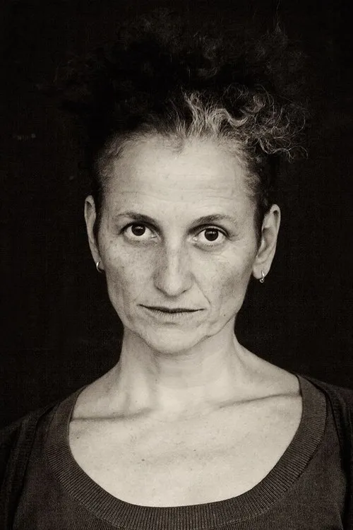 Vera Mantero interpretando a Guarda Prisional