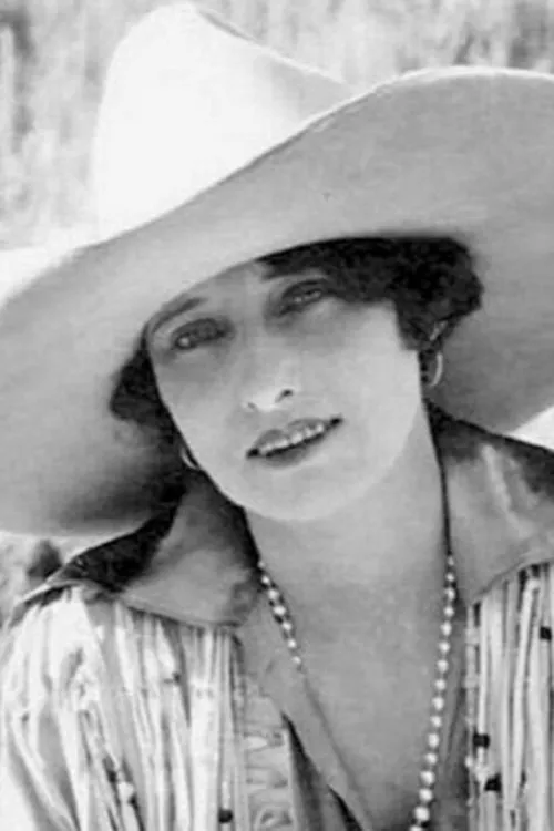 Vera McGinnis interpretando a Mollie Rourke