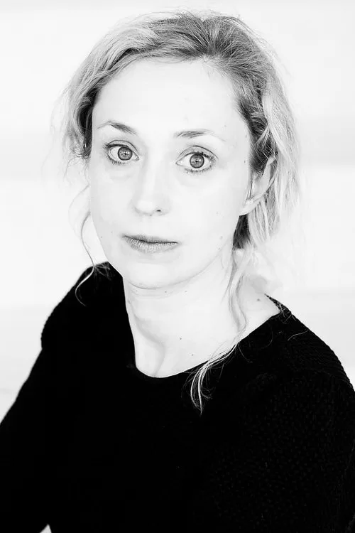 Verena Bukal interpretando a Rosa