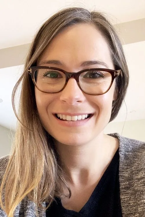 Veronica Belmont interpretando a Self - Host