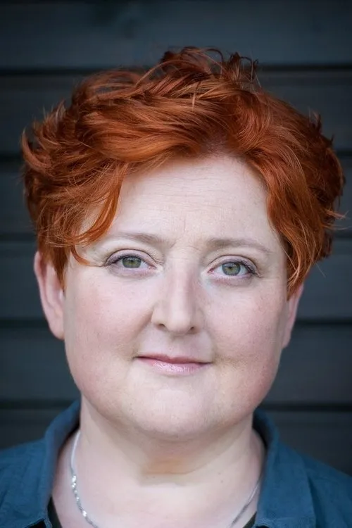 Veronika Polly interpretando a Emma Horvath