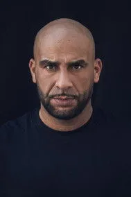 Veysel Gelin interpretando a