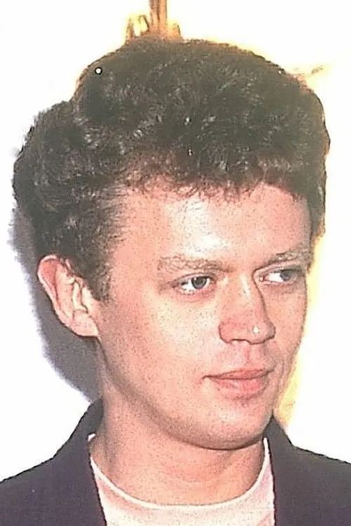 Vic De Mille interpretando a 