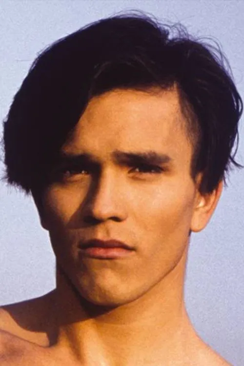 Vic Hall interpretando a 