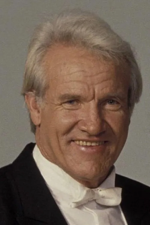 Vic Rooney interpretando a Emile Ludke