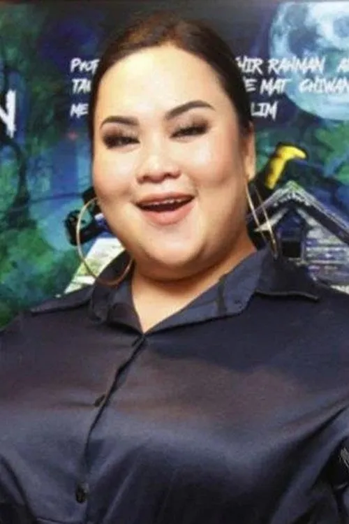 Vicha Saywho interpretando a Dato' Seri Pengasas Produk