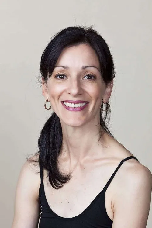 Vicki Attard interpretando a Young Clara
