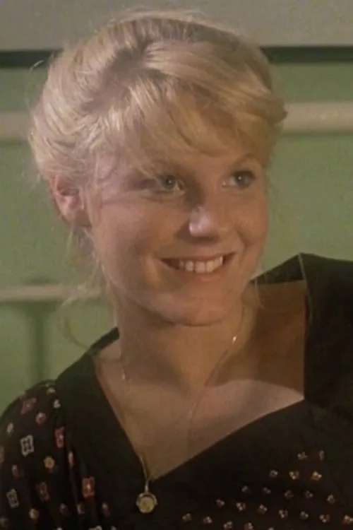 Vicky Dawson interpretando a Maggie Chambers