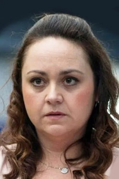 Vicky Hall interpretando a Tracey