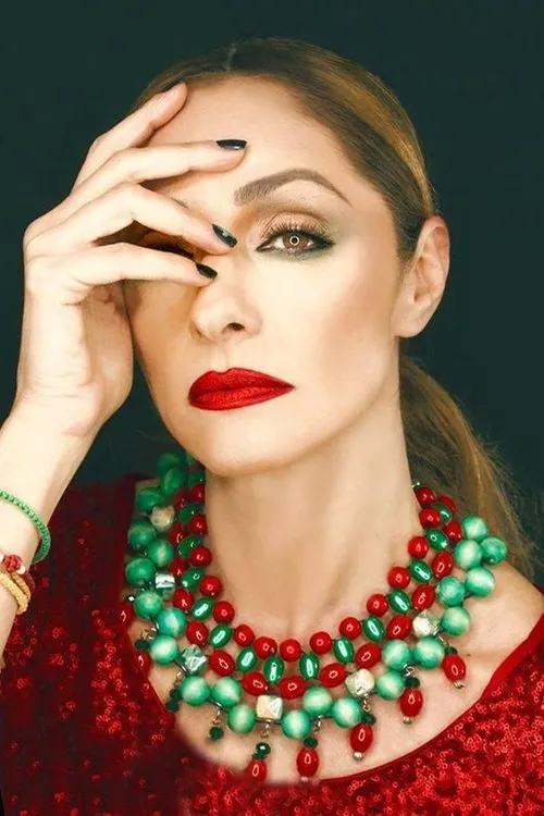 Vicky Koulianou interpretando a Lilly