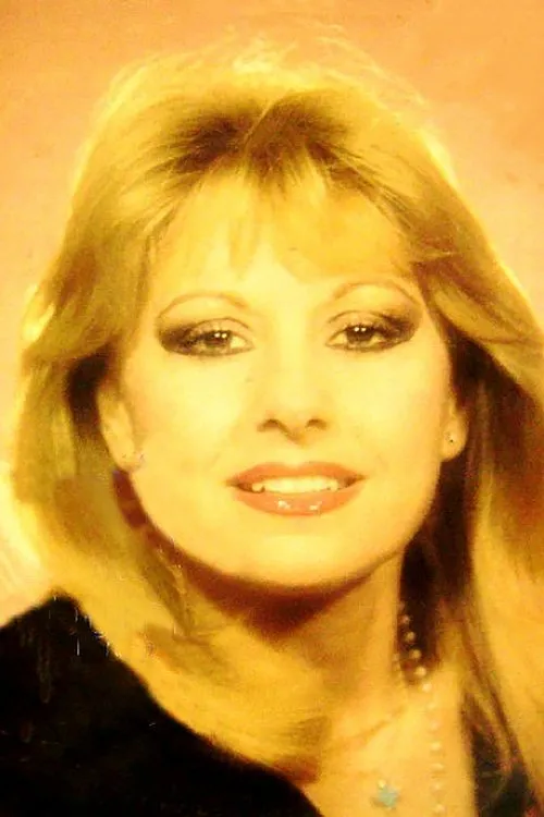 Vicky Pappa interpretando a Helen