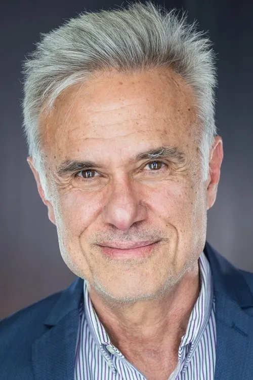 Victor Bevine interpretando a Steve