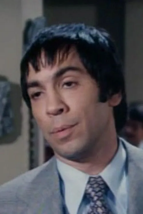 Victor Campos interpretando a