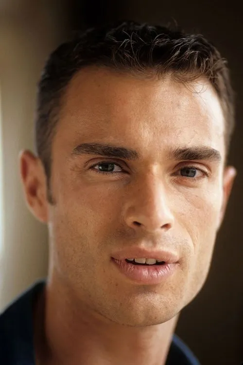 Victor Racek interpretando a Upperclassman Bart Hughes