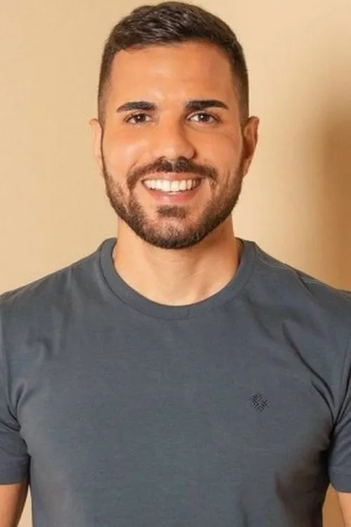 Victor Sousa interpretando a Felipe