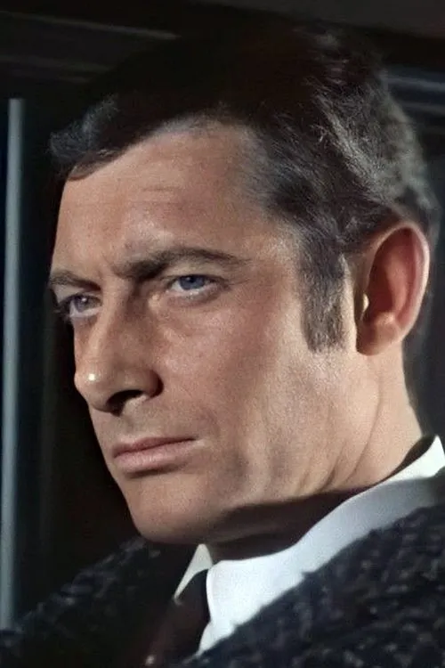 Victor Winding interpretando a Detective Sergeant Rainer