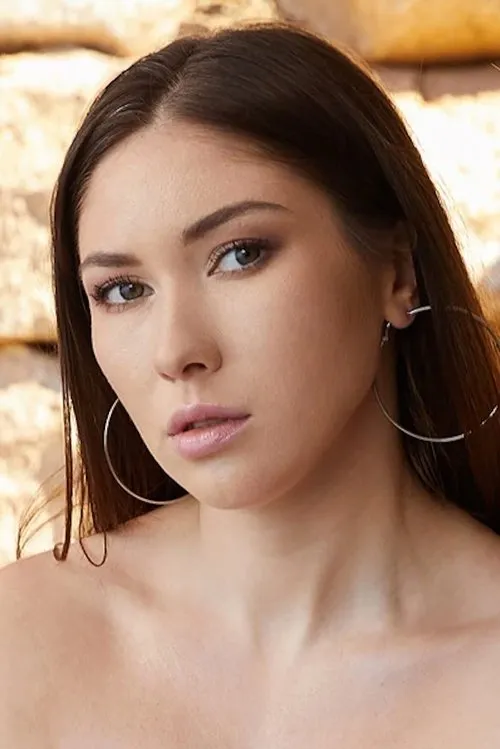 Victoria Bailey interpretando a Sarah