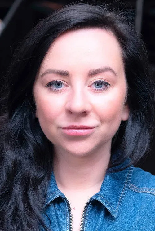 Victoria Gibson interpretando a Polly