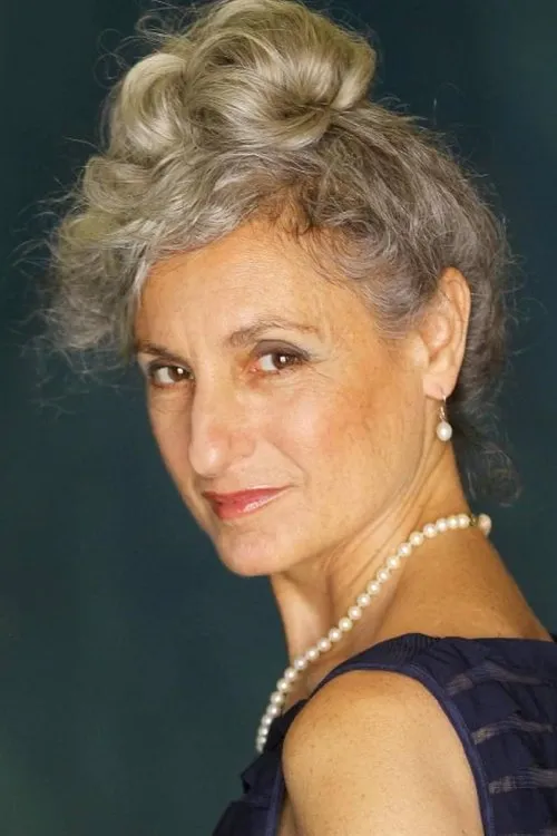 Victoria Goodhart interpretando a Old lady pedestrian