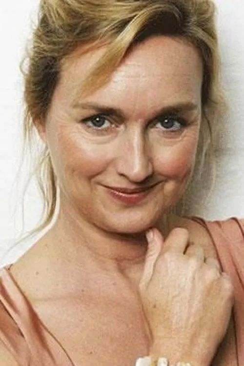 Victoria Longley interpretando a Julia Strong