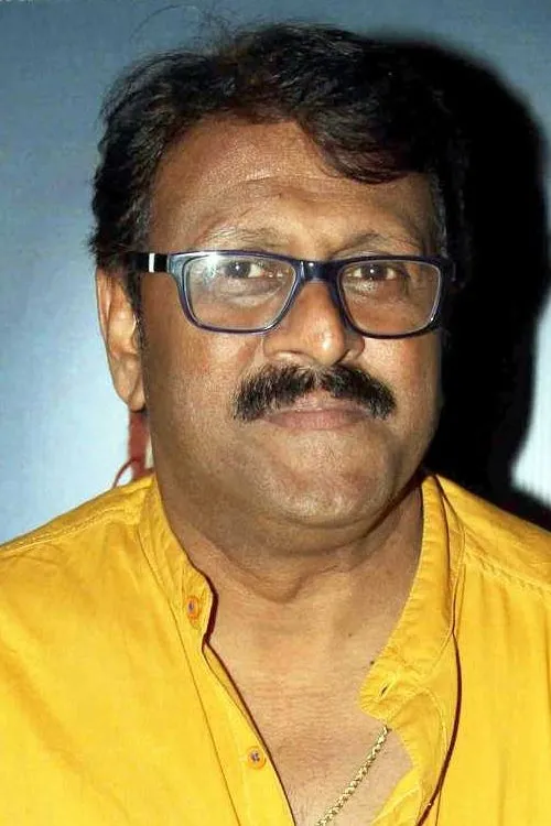 Vijay Patkar interpretando a Alok Borkar