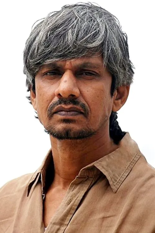 Vijay Raaz interpretando a Manghi