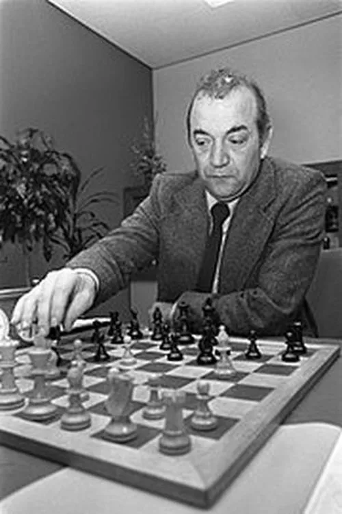 Viktor Korchnoi interpretando a self