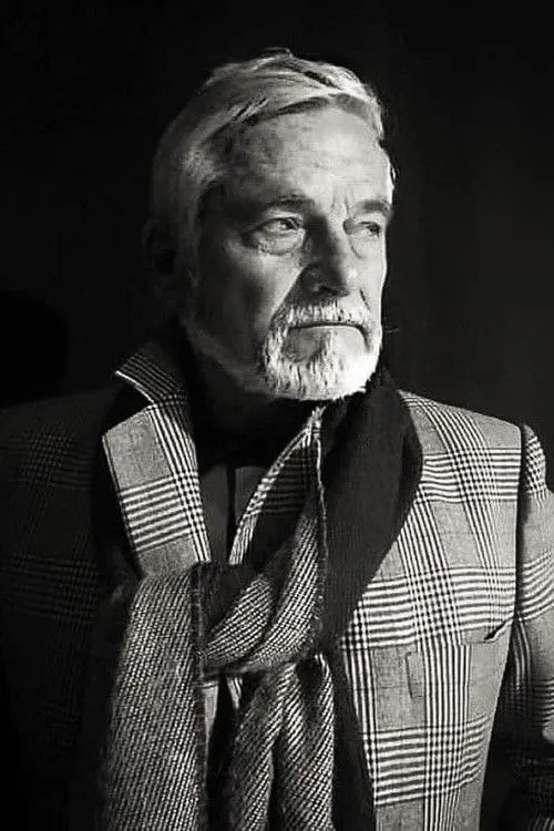 Viktor Zhusti interpretando a Leo