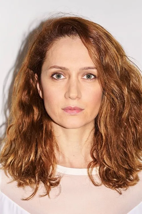 Виктория Исакова interpretando a 