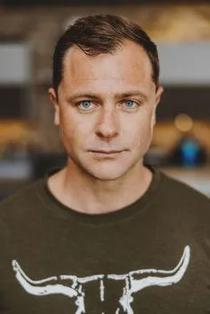 Vilje Maritz interpretando a CJ van Aswegen