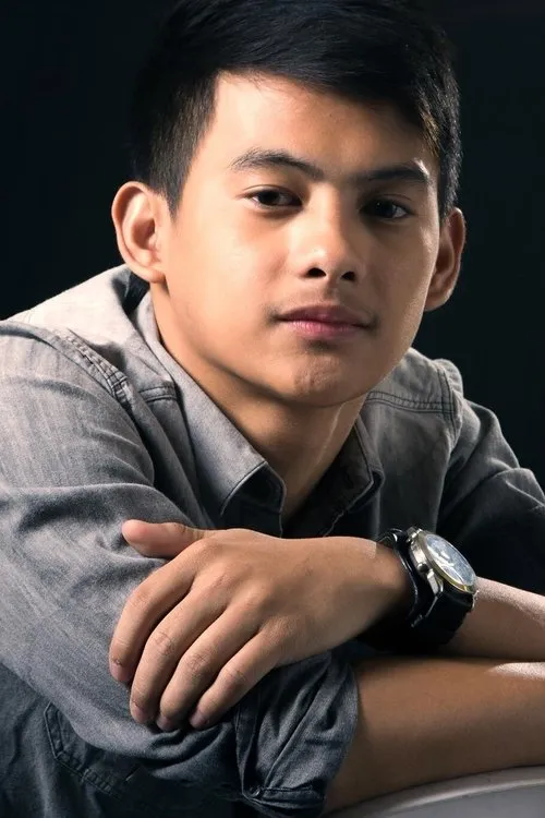 Vince Rillon interpretando a