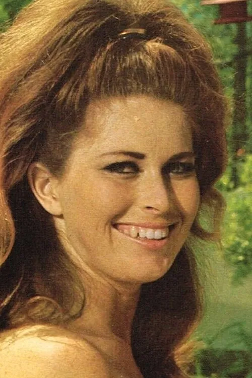 Vincene Wallace interpretando a Dee (as Vincene Craddock)