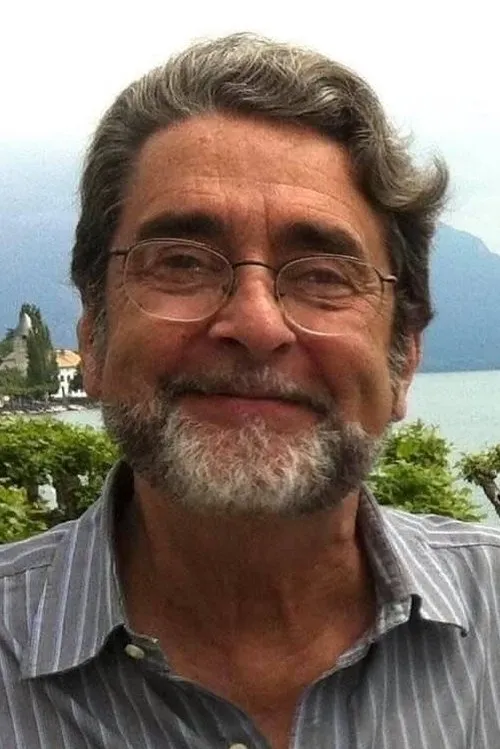 Vincent Davy interpretando a Self - Narrator (voice)