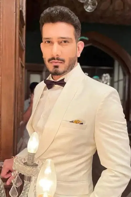 Vineet Kumar Chaudhary — personaje: Rajesh