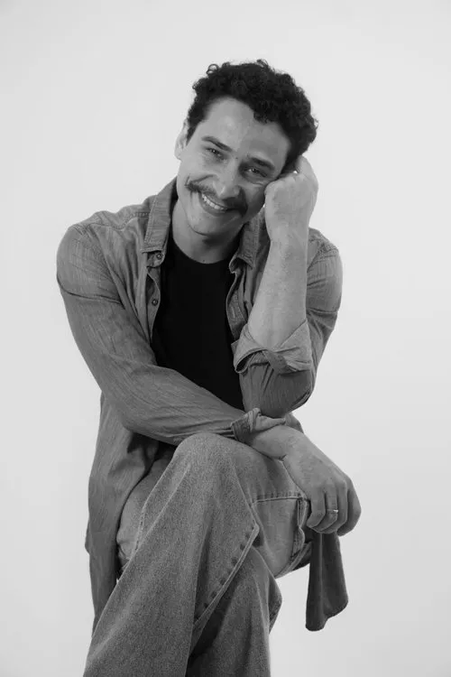 Vinícius Queiroz interpretando a Jean