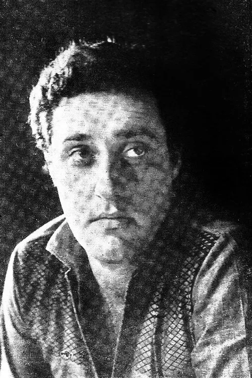 Vinícius Salvatori interpretando a 