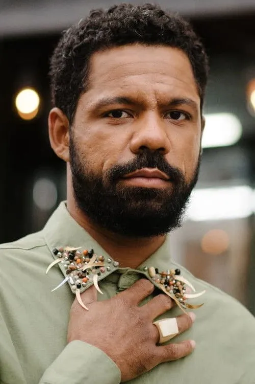 Vinícius Sant interpretando a Luciano