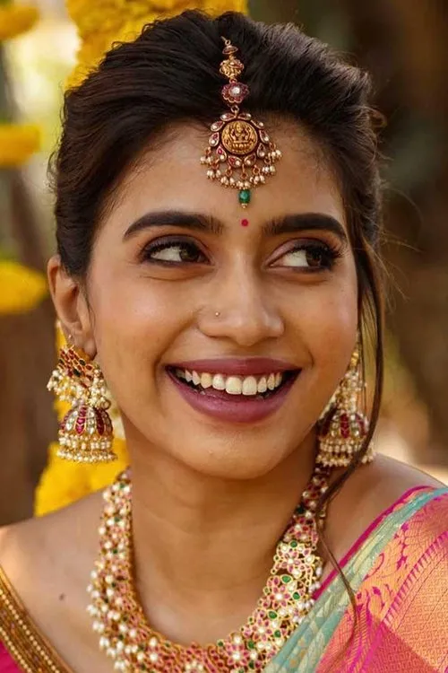 Vinsu Rachel Sam interpretando a Roshini