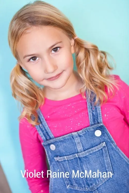 Violet Raine McMahan interpretando a Beach Girl