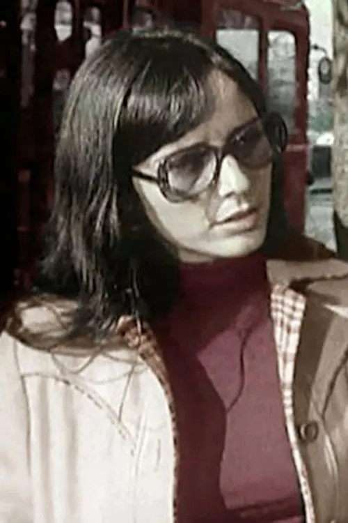 Violeta Dede interpretando a Linda