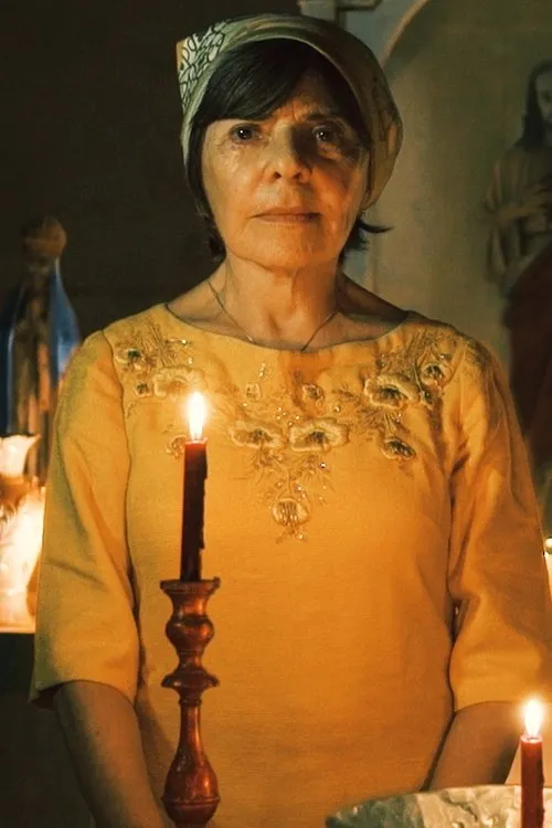 Violeta Nagai interpretando a Avó