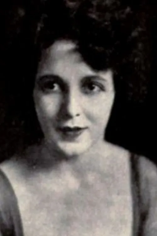 Viora Daniel interpretando a Milly Hollister