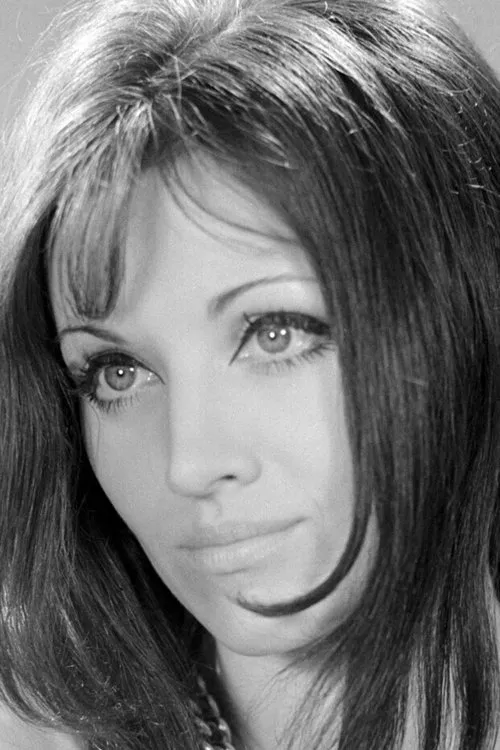 Virág Dőry interpretando a Az író barátnoje