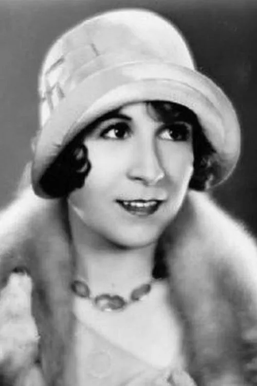 Virginia Fox interpretando a Dance Pupil (uncredited)