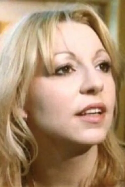 Virginie Caillat interpretando a Dominique - Fourth Widow