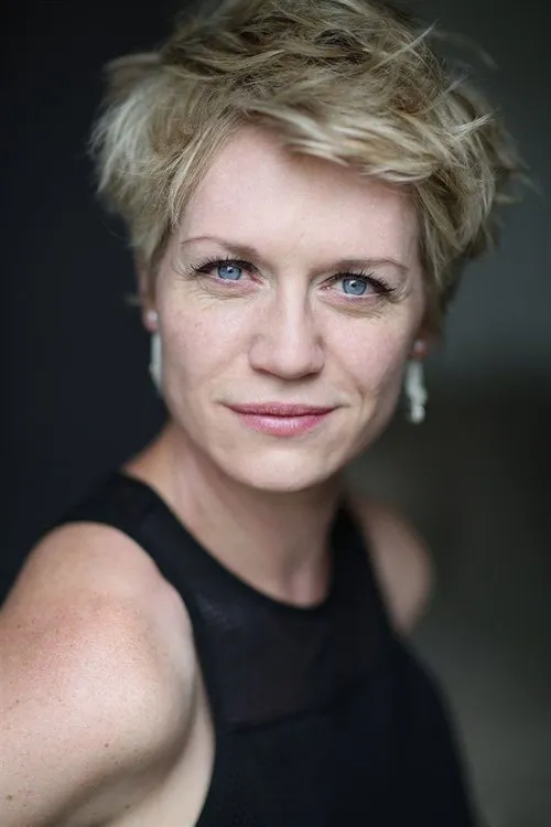 Virginie Caliari interpretando a Nadia Gérard