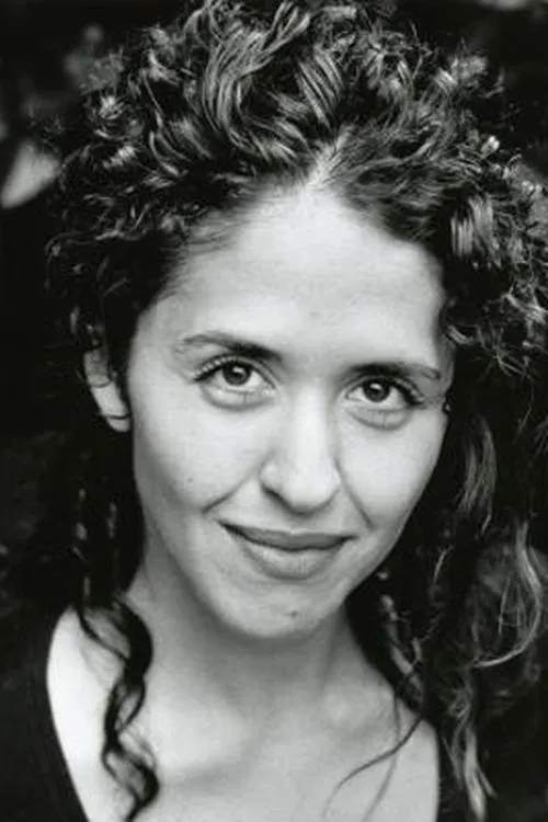 Viss Elliot Safavi interpretando a Sarah