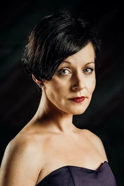 Vita Vārpiņa interpretando a Mother