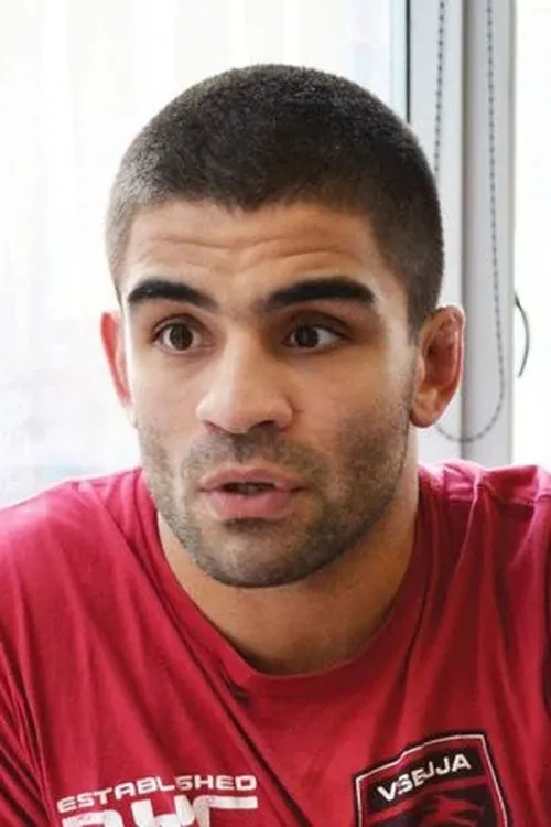 Vitor Ribeiro interpretando a Self